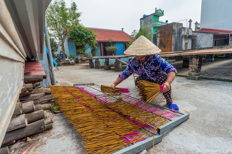 Het drogen van wierook in Hanoi, Vietnam